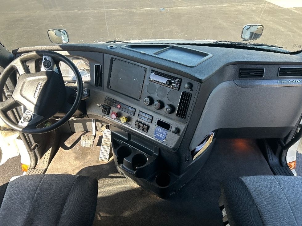 Sleeper Tractor-Heavy Duty Tractors-Freightliner-2021-T12664ST-Oklahoma City-OK-480,345\n\t\tmiles-$ 75,750 - Image 12