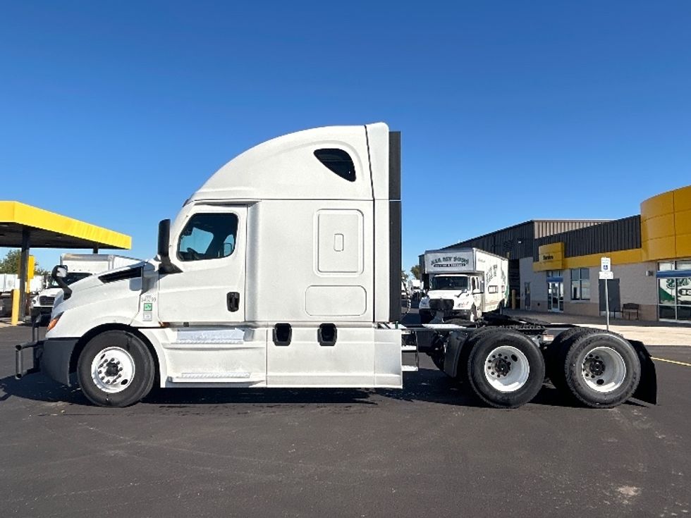 Sleeper Tractor-Heavy Duty Tractors-Freightliner-2021-T12664ST-Oklahoma City-OK-480,345\n\t\tmiles-$ 75,750 - Image 4