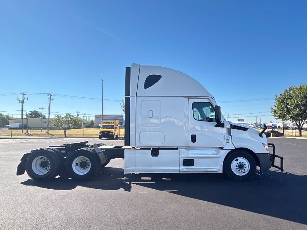 Sleeper Tractor-Heavy Duty Tractors-Freightliner-2021-T12664ST-Oklahoma City-OK-480,345\n\t\tmiles-$ 75,750 - Image 8