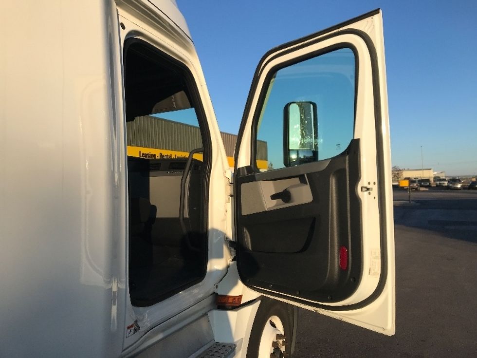 Sleeper Tractor-Heavy Duty Tractors-Freightliner-2021-T12664ST-Oklahoma City-OK-531,161\n\t\tmiles-$ 62,500 - Image 13