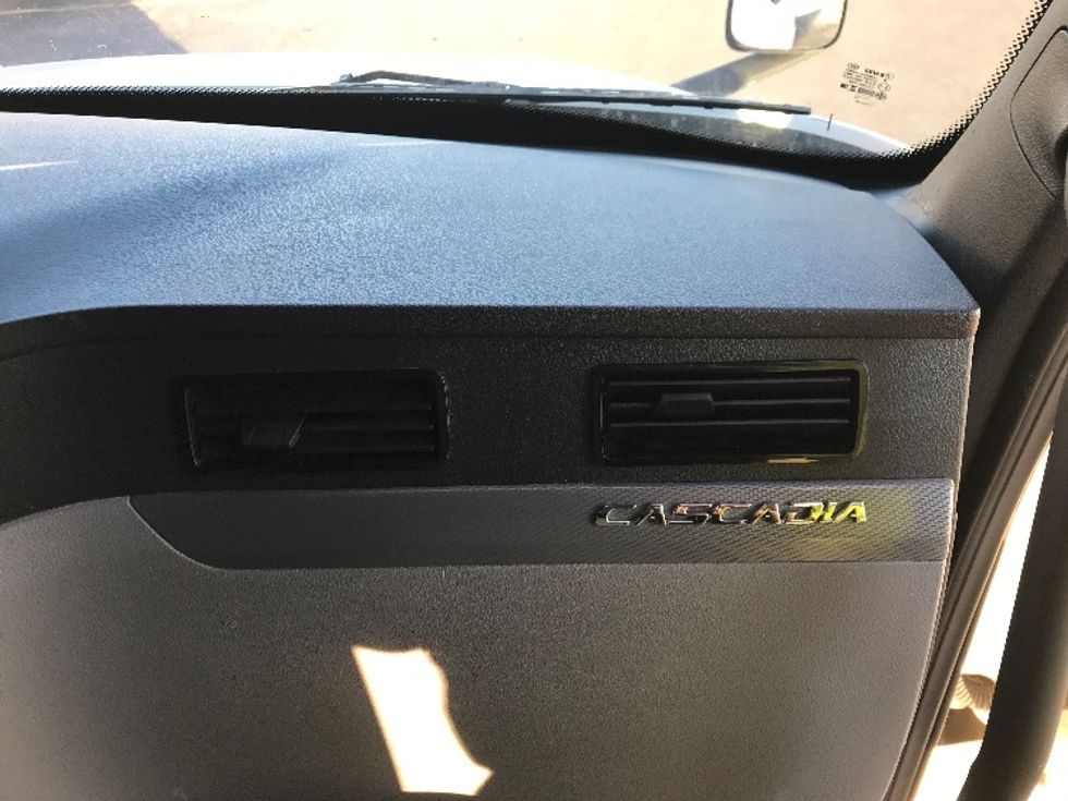 Sleeper Tractor-Heavy Duty Tractors-Freightliner-2021-T12664ST-Oklahoma City-OK-531,161\n\t\tmiles-$ 62,500 - Image 14