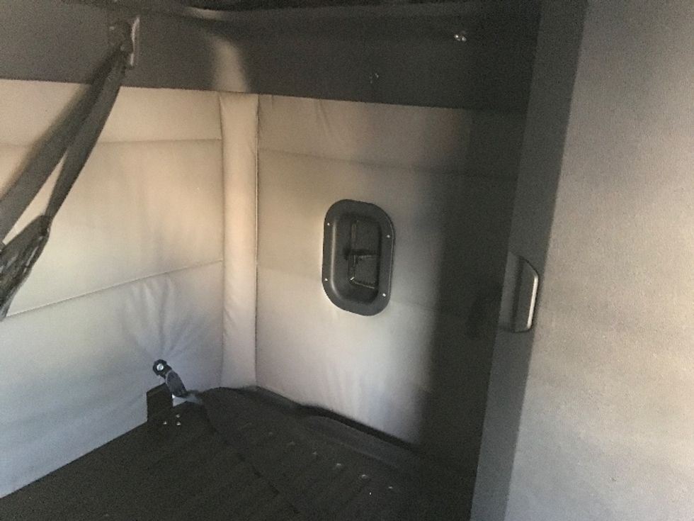 Sleeper Tractor-Heavy Duty Tractors-Freightliner-2021-T12664ST-Oklahoma City-OK-531,161\n\t\tmiles-$ 62,500 - Image 17