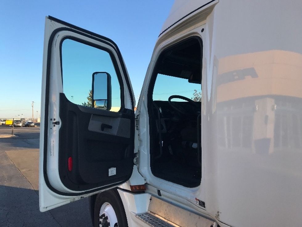 Sleeper Tractor-Heavy Duty Tractors-Freightliner-2021-T12664ST-Oklahoma City-OK-531,161\n\t\tmiles-$ 62,500 - Image 9