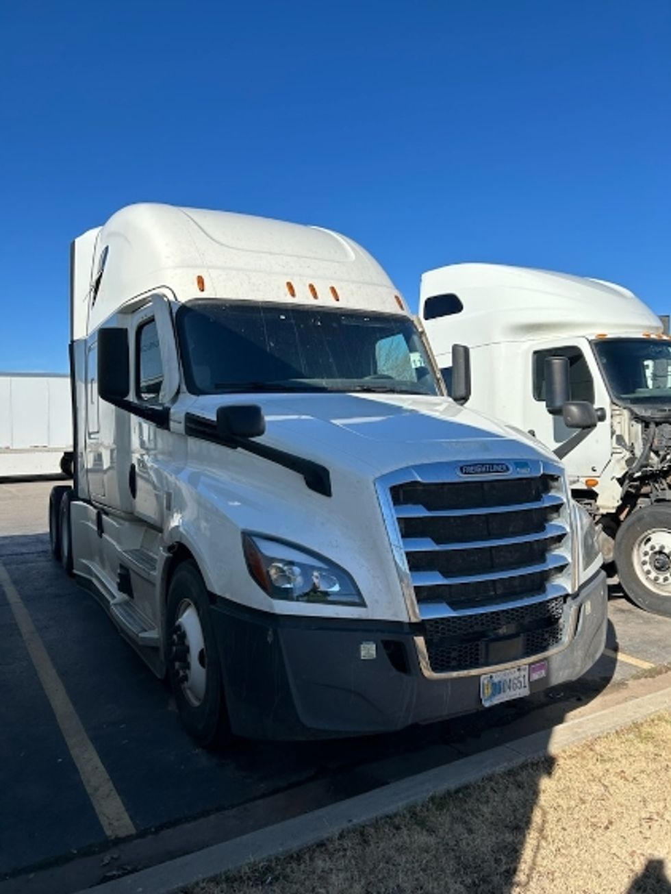 Sleeper Tractor-Heavy Duty Tractors-Freightliner-2021-T12664ST-Oklahoma City-OK-701,562\n\t\tmiles-$ 14,250 - Image 1