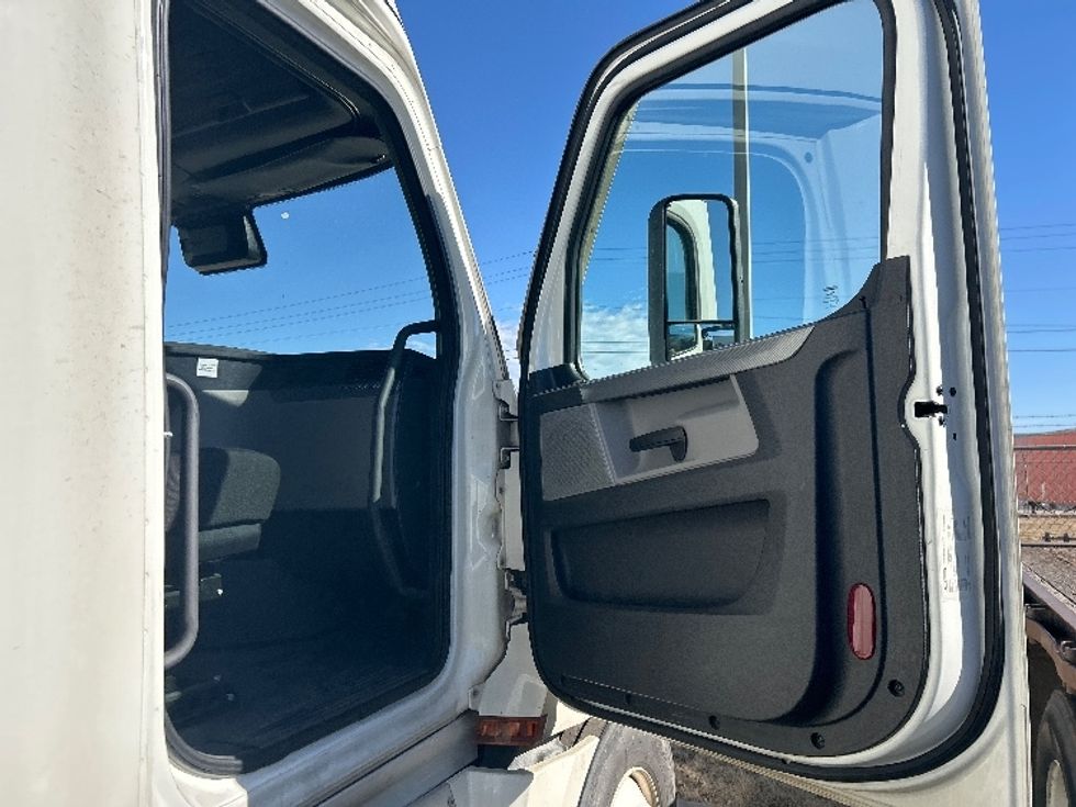 Sleeper Tractor-Heavy Duty Tractors-Freightliner-2021-T12664ST-Oklahoma City-OK-701,562\n\t\tmiles-$ 14,250 - Image 10