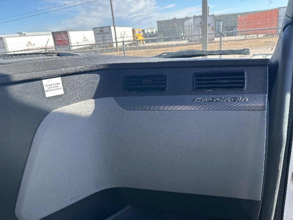 Sleeper Tractor-Heavy Duty Tractors-Freightliner-2021-T12664ST-Oklahoma City-OK-701,562\n\t\tmiles-$ 14,250 - Image 11