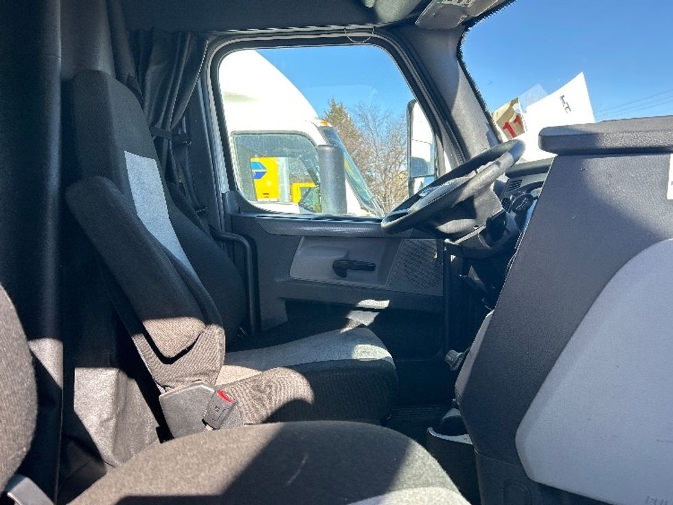 Sleeper Tractor-Heavy Duty Tractors-Freightliner-2021-T12664ST-Oklahoma City-OK-701,562\n\t\tmiles-$ 14,250 - Image 12