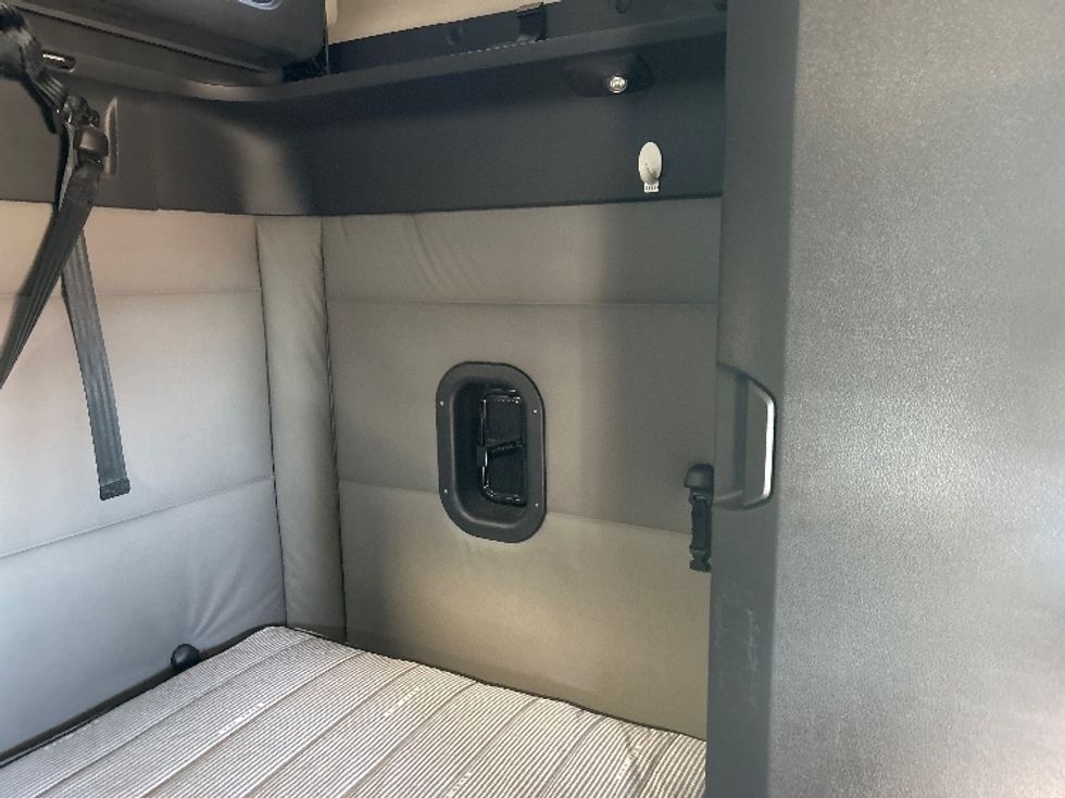 Sleeper Tractor-Heavy Duty Tractors-Freightliner-2021-T12664ST-Oklahoma City-OK-701,562\n\t\tmiles-$ 14,250 - Image 15