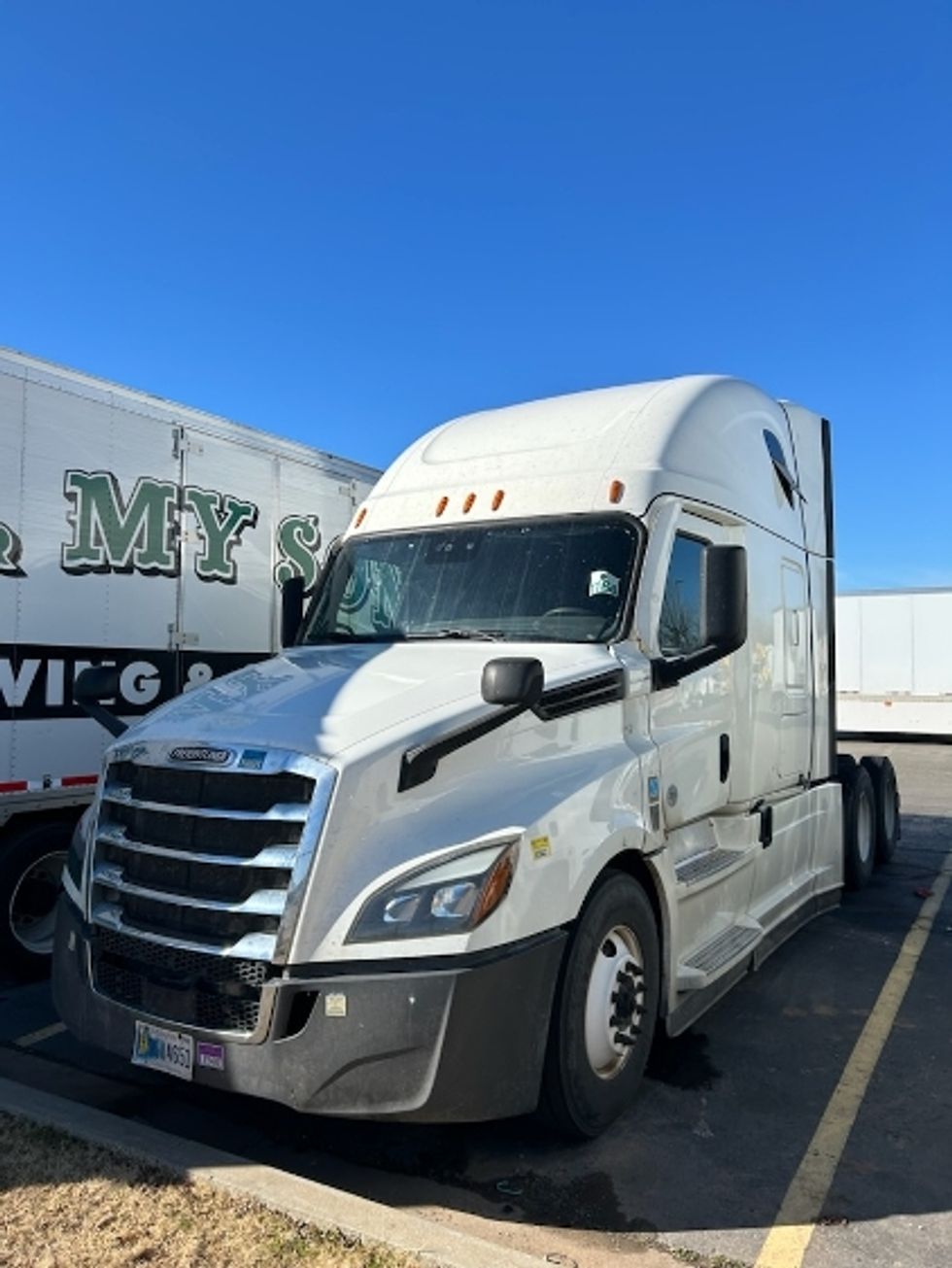 Sleeper Tractor-Heavy Duty Tractors-Freightliner-2021-T12664ST-Oklahoma City-OK-701,562\n\t\tmiles-$ 14,250 - Image 2