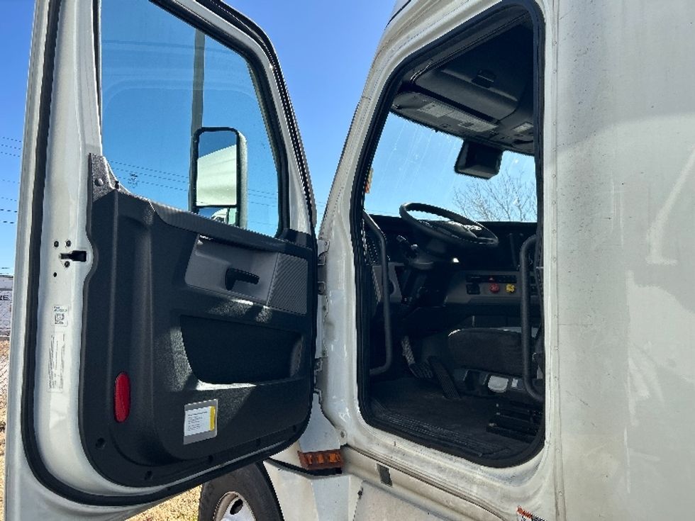 Sleeper Tractor-Heavy Duty Tractors-Freightliner-2021-T12664ST-Oklahoma City-OK-701,562\n\t\tmiles-$ 14,250 - Image 6