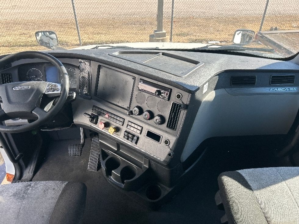 Sleeper Tractor-Heavy Duty Tractors-Freightliner-2021-T12664ST-Oklahoma City-OK-701,562\n\t\tmiles-$ 14,250 - Image 9