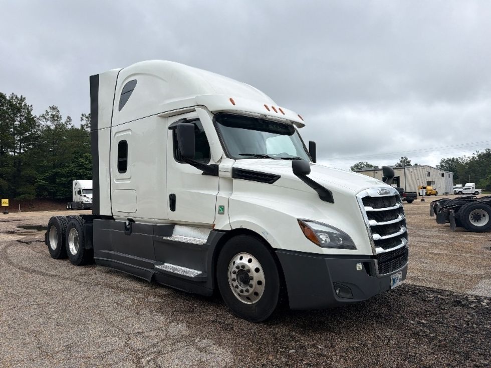 Sleeper Tractor-Heavy Duty Tractors-Freightliner-2021-T12664ST-Olive Branch-MS-810,765\n\t\tmiles-$ 37,500 - Image 1