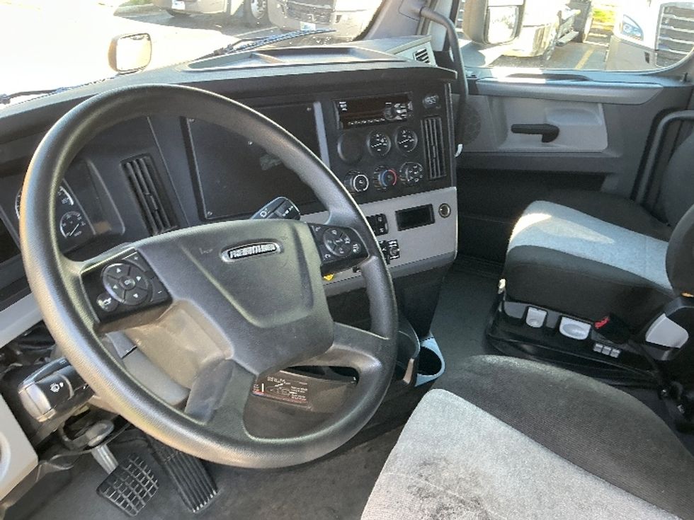 Sleeper Tractor-Heavy Duty Tractors-Freightliner-2021-T12664ST-Olive Branch-MS-810,765\n\t\tmiles-$ 37,500 - Image 10