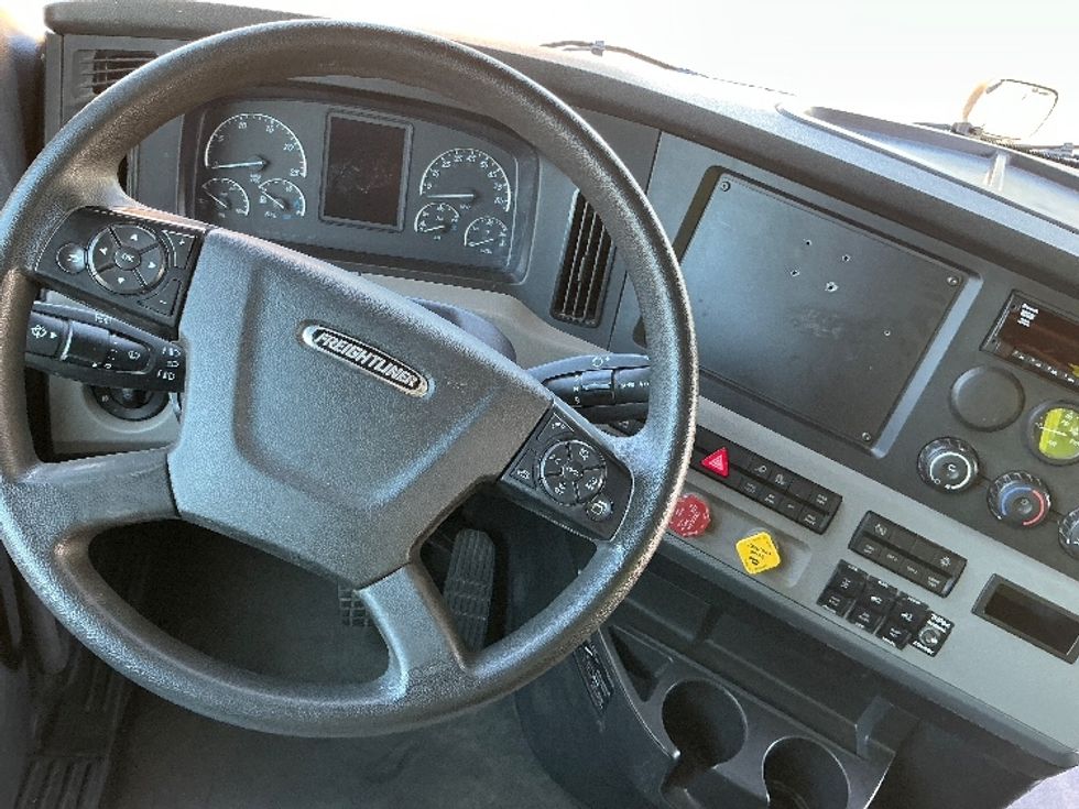 Sleeper Tractor-Heavy Duty Tractors-Freightliner-2021-T12664ST-Olive Branch-MS-810,765\n\t\tmiles-$ 37,500 - Image 11