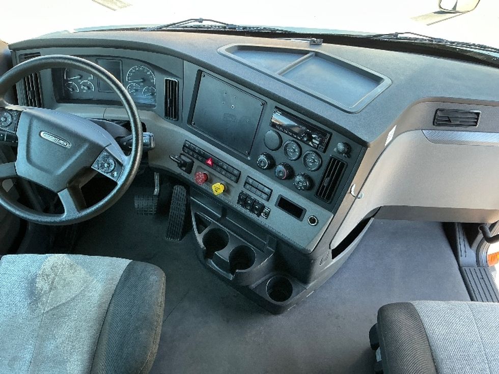 Sleeper Tractor-Heavy Duty Tractors-Freightliner-2021-T12664ST-Olive Branch-MS-810,765\n\t\tmiles-$ 37,500 - Image 12