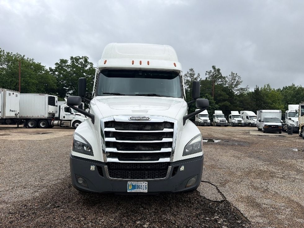 Sleeper Tractor-Heavy Duty Tractors-Freightliner-2021-T12664ST-Olive Branch-MS-810,765\n\t\tmiles-$ 37,500 - Image 2