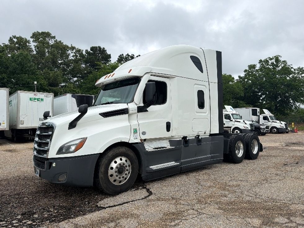 Sleeper Tractor-Heavy Duty Tractors-Freightliner-2021-T12664ST-Olive Branch-MS-810,765\n\t\tmiles-$ 37,500 - Image 3