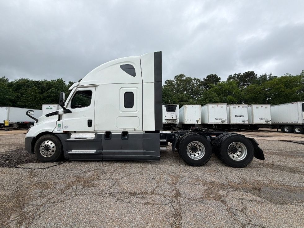 Sleeper Tractor-Heavy Duty Tractors-Freightliner-2021-T12664ST-Olive Branch-MS-810,765\n\t\tmiles-$ 37,500 - Image 4