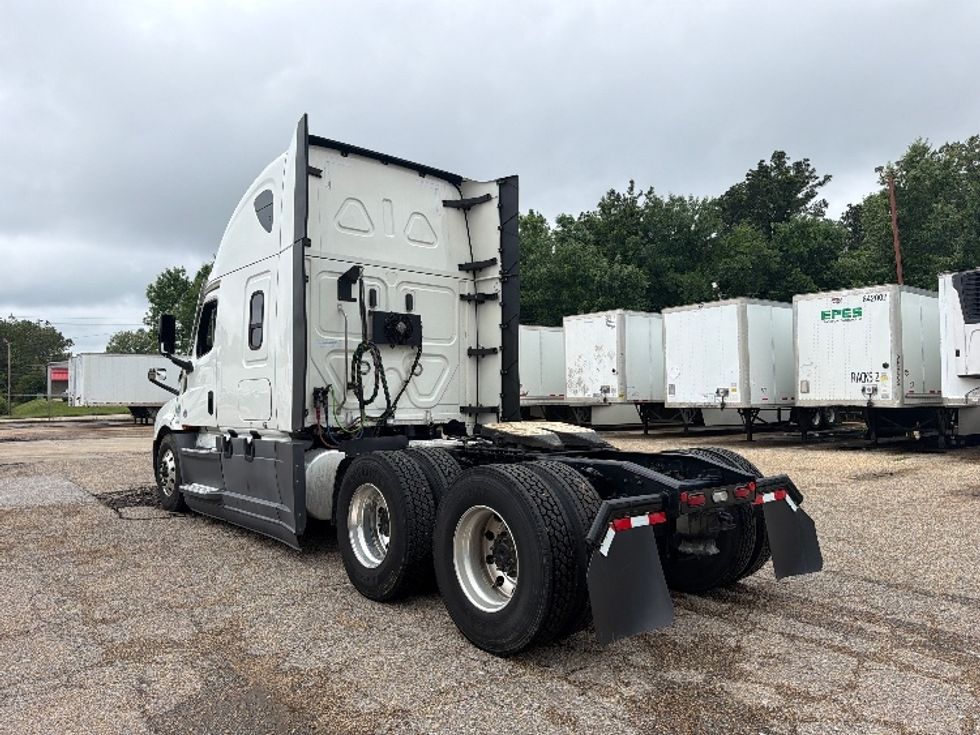 Sleeper Tractor-Heavy Duty Tractors-Freightliner-2021-T12664ST-Olive Branch-MS-810,765\n\t\tmiles-$ 37,500 - Image 5