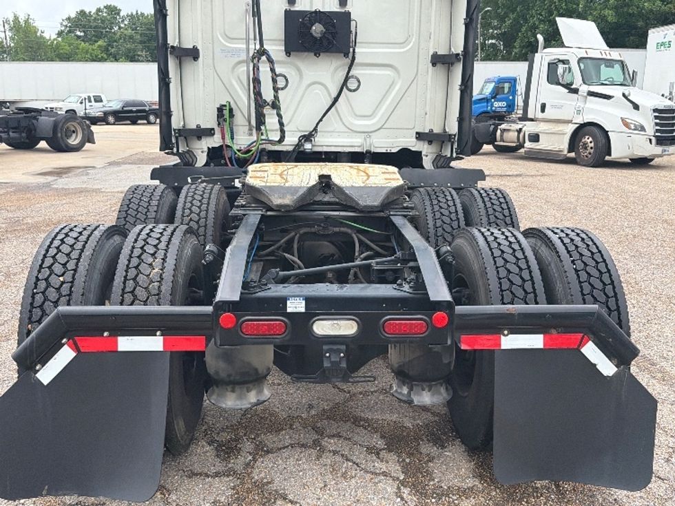 Sleeper Tractor-Heavy Duty Tractors-Freightliner-2021-T12664ST-Olive Branch-MS-810,765\n\t\tmiles-$ 37,500 - Image 6