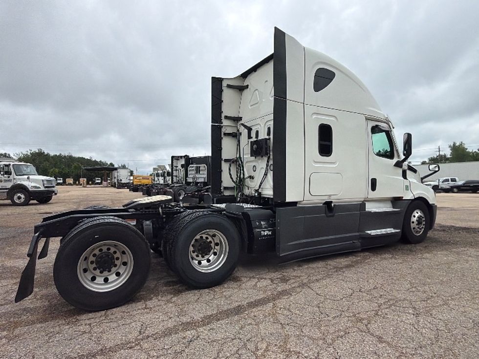 Sleeper Tractor-Heavy Duty Tractors-Freightliner-2021-T12664ST-Olive Branch-MS-810,765\n\t\tmiles-$ 37,500 - Image 7