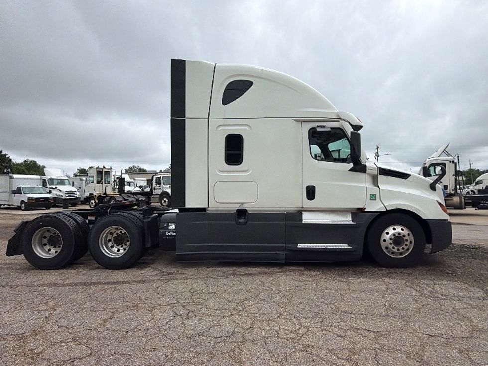Sleeper Tractor-Heavy Duty Tractors-Freightliner-2021-T12664ST-Olive Branch-MS-810,765\n\t\tmiles-$ 37,500 - Image 8
