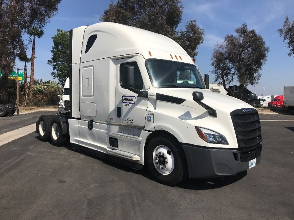 Sleeper Tractor-Heavy Duty Tractors-Freightliner-2021-T12664ST-Ontario-CA-512,137\n\t\tmiles-$ 69,250 - Image 1