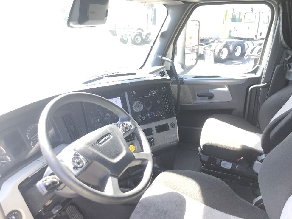 Sleeper Tractor-Heavy Duty Tractors-Freightliner-2021-T12664ST-Ontario-CA-512,137\n\t\tmiles-$ 69,250 - Image 10