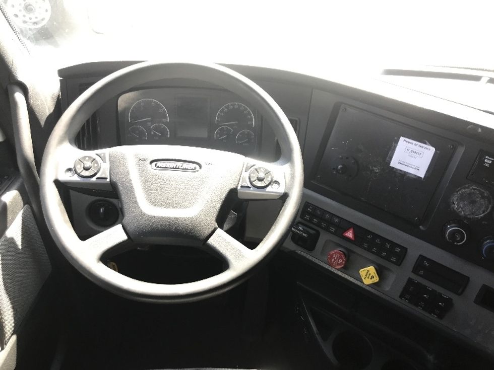 Sleeper Tractor-Heavy Duty Tractors-Freightliner-2021-T12664ST-Ontario-CA-512,137\n\t\tmiles-$ 69,250 - Image 11