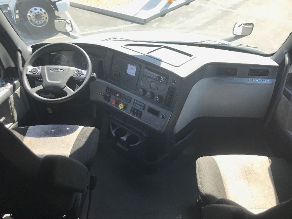 Sleeper Tractor-Heavy Duty Tractors-Freightliner-2021-T12664ST-Ontario-CA-512,137\n\t\tmiles-$ 69,250 - Image 12