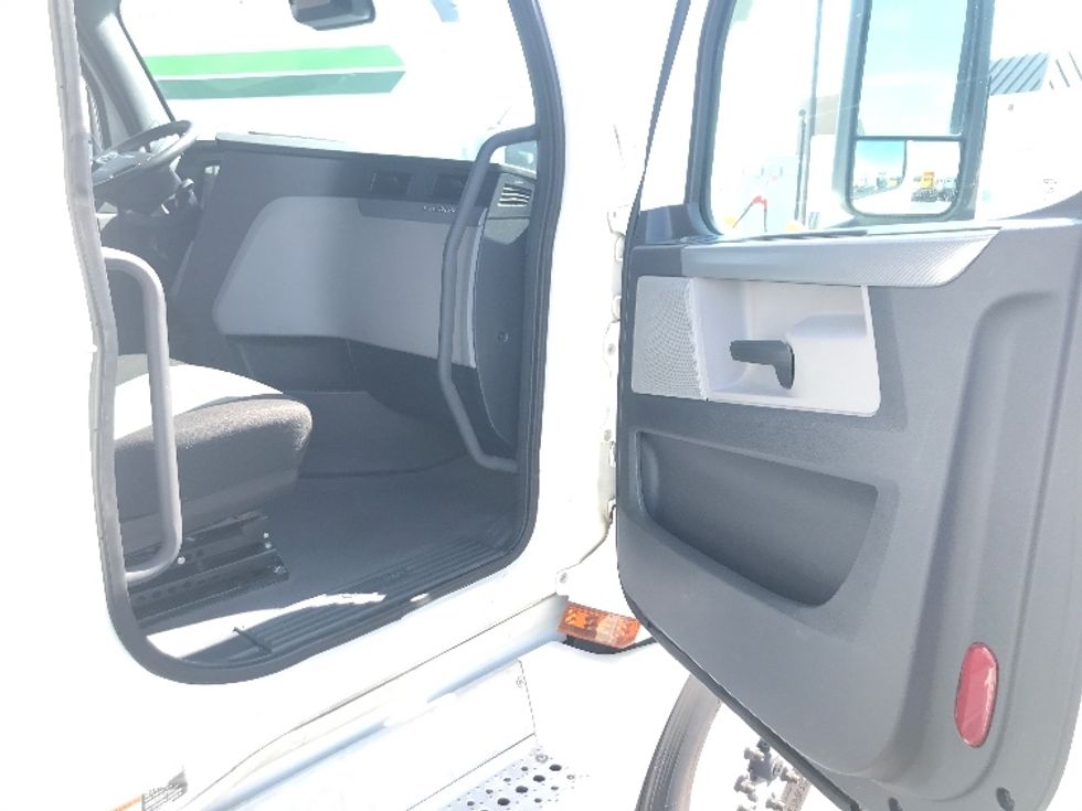 Sleeper Tractor-Heavy Duty Tractors-Freightliner-2021-T12664ST-Ontario-CA-512,137\n\t\tmiles-$ 69,250 - Image 13