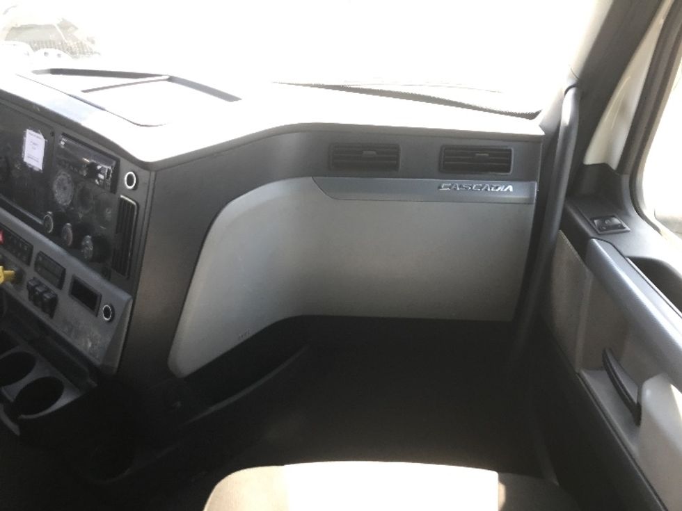 Sleeper Tractor-Heavy Duty Tractors-Freightliner-2021-T12664ST-Ontario-CA-512,137\n\t\tmiles-$ 69,250 - Image 14