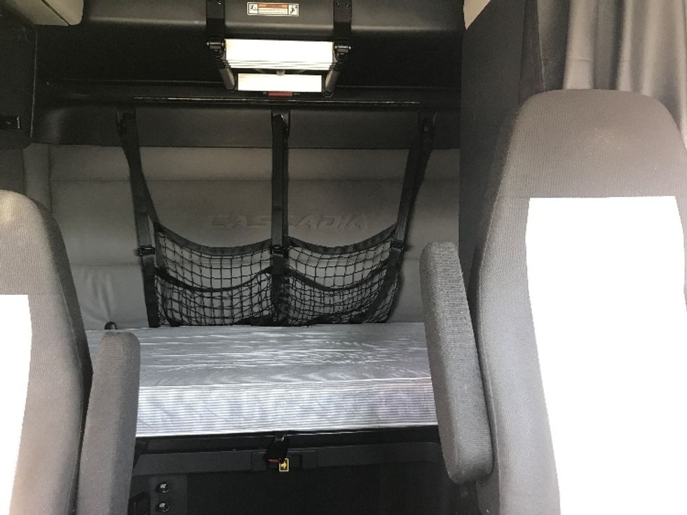 Sleeper Tractor-Heavy Duty Tractors-Freightliner-2021-T12664ST-Ontario-CA-512,137\n\t\tmiles-$ 69,250 - Image 16