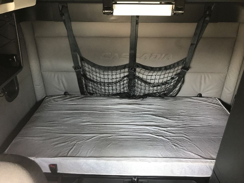 Sleeper Tractor-Heavy Duty Tractors-Freightliner-2021-T12664ST-Ontario-CA-512,137\n\t\tmiles-$ 69,250 - Image 17