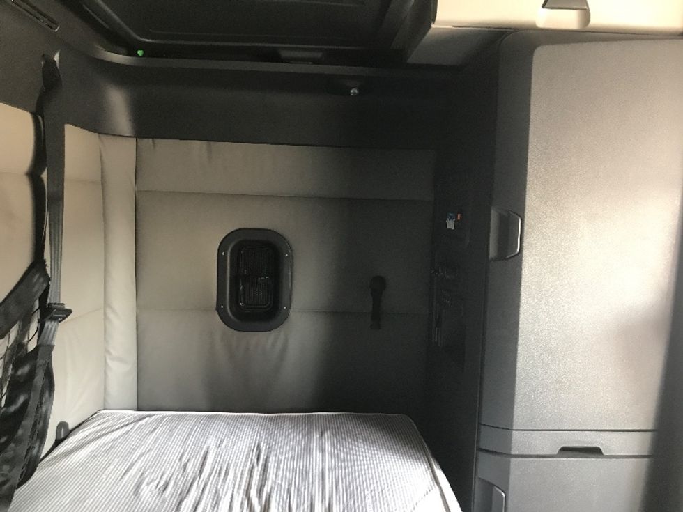 Sleeper Tractor-Heavy Duty Tractors-Freightliner-2021-T12664ST-Ontario-CA-512,137\n\t\tmiles-$ 69,250 - Image 18