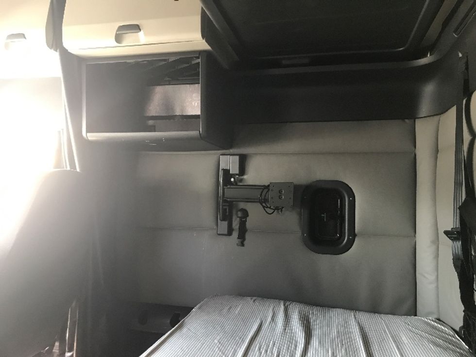 Sleeper Tractor-Heavy Duty Tractors-Freightliner-2021-T12664ST-Ontario-CA-512,137\n\t\tmiles-$ 69,250 - Image 19