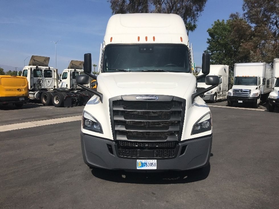 Sleeper Tractor-Heavy Duty Tractors-Freightliner-2021-T12664ST-Ontario-CA-512,137\n\t\tmiles-$ 69,250 - Image 2