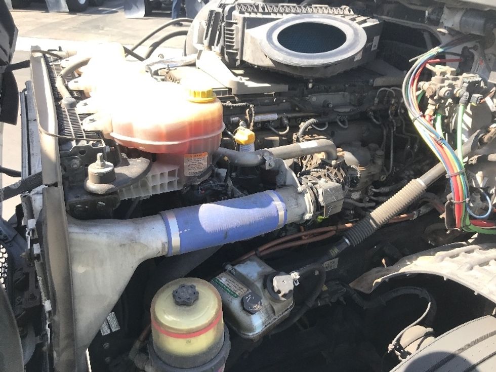 Sleeper Tractor-Heavy Duty Tractors-Freightliner-2021-T12664ST-Ontario-CA-512,137\n\t\tmiles-$ 69,250 - Image 21