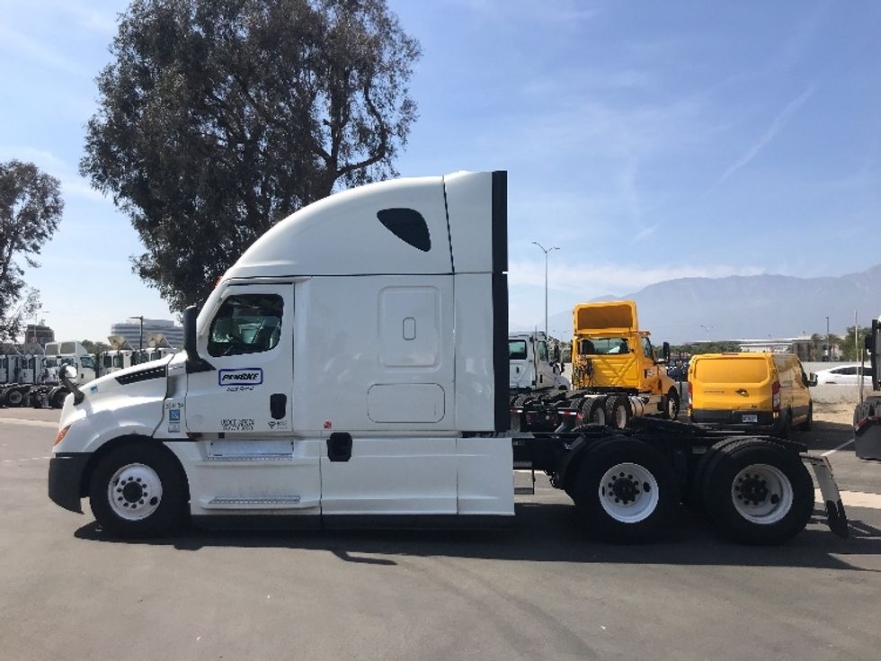 Sleeper Tractor-Heavy Duty Tractors-Freightliner-2021-T12664ST-Ontario-CA-512,137\n\t\tmiles-$ 69,250 - Image 4