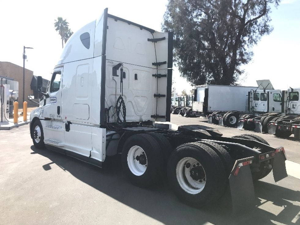 Sleeper Tractor-Heavy Duty Tractors-Freightliner-2021-T12664ST-Ontario-CA-512,137\n\t\tmiles-$ 69,250 - Image 5