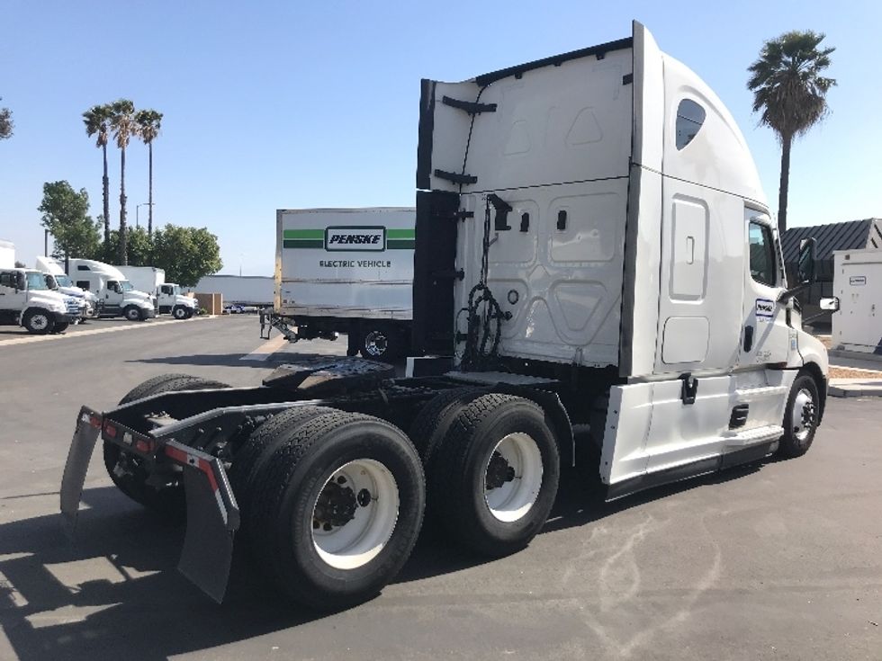 Sleeper Tractor-Heavy Duty Tractors-Freightliner-2021-T12664ST-Ontario-CA-512,137\n\t\tmiles-$ 69,250 - Image 7