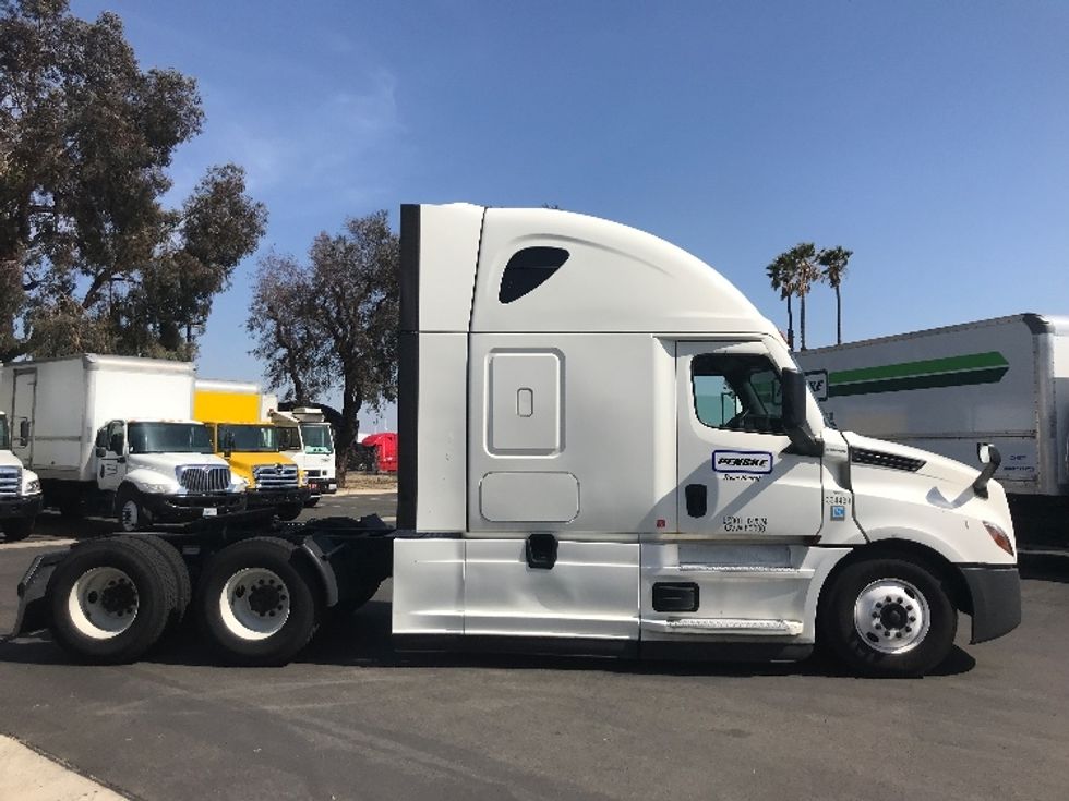 Sleeper Tractor-Heavy Duty Tractors-Freightliner-2021-T12664ST-Ontario-CA-512,137\n\t\tmiles-$ 69,250 - Image 8