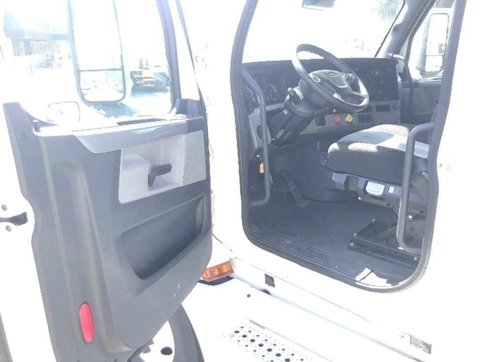 Sleeper Tractor-Heavy Duty Tractors-Freightliner-2021-T12664ST-Ontario-CA-512,137\n\t\tmiles-$ 69,250 - Image 9