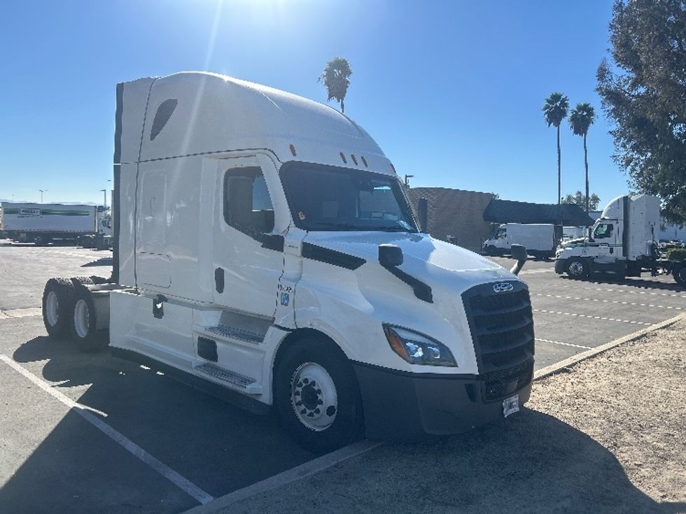 Sleeper Tractor-Heavy Duty Tractors-Freightliner-2021-T12664ST-Ontario-CA-579,128\n\t\tmiles-$ 63,250 - Image 1