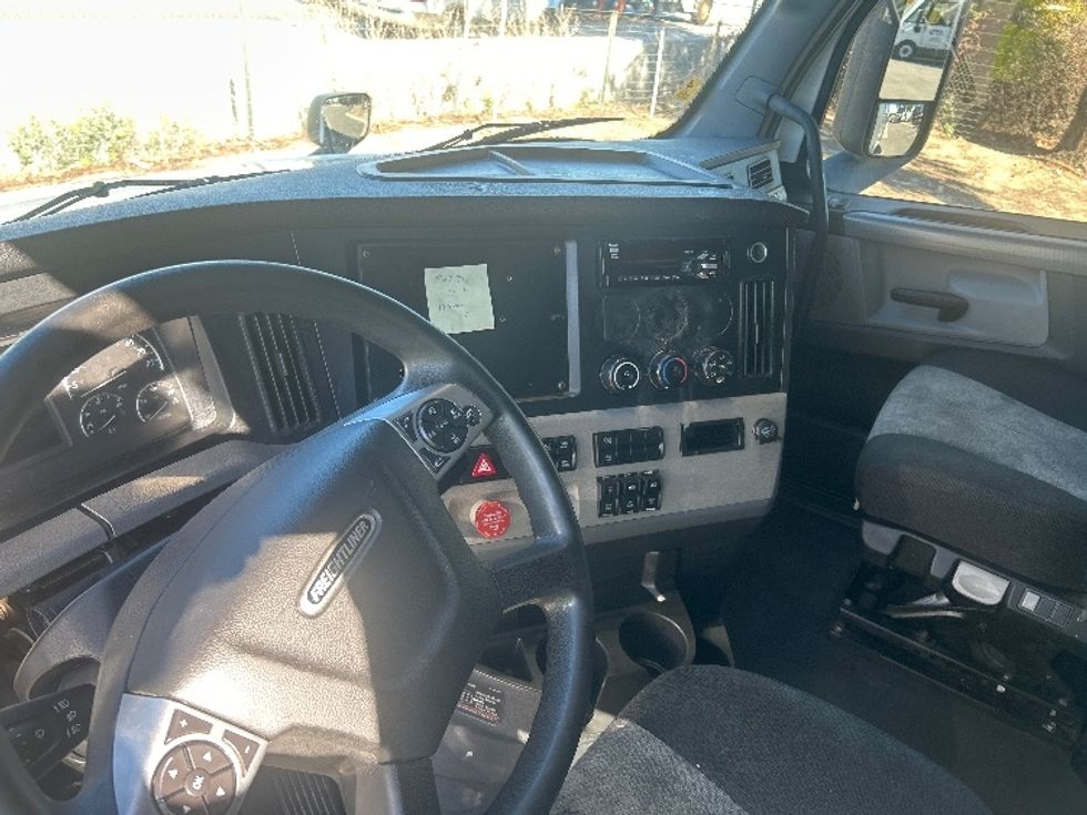 Sleeper Tractor-Heavy Duty Tractors-Freightliner-2021-T12664ST-Ontario-CA-579,128\n\t\tmiles-$ 63,250 - Image 10