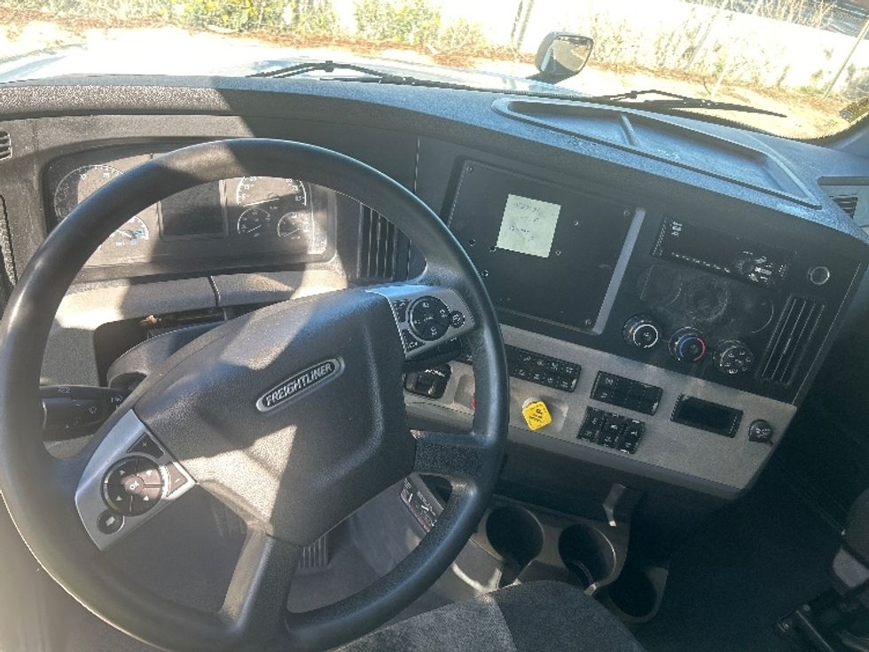 Sleeper Tractor-Heavy Duty Tractors-Freightliner-2021-T12664ST-Ontario-CA-579,128\n\t\tmiles-$ 63,250 - Image 11