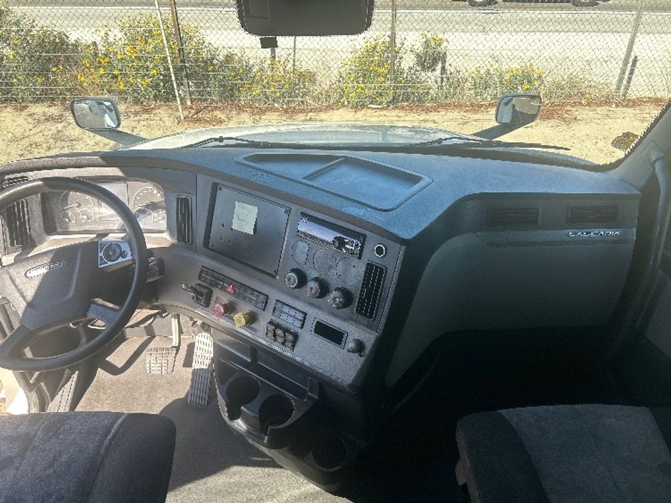 Sleeper Tractor-Heavy Duty Tractors-Freightliner-2021-T12664ST-Ontario-CA-579,128\n\t\tmiles-$ 63,250 - Image 12