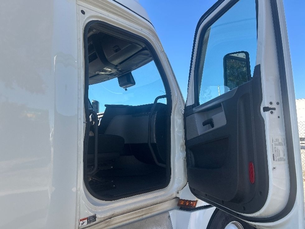 Sleeper Tractor-Heavy Duty Tractors-Freightliner-2021-T12664ST-Ontario-CA-579,128\n\t\tmiles-$ 63,250 - Image 13