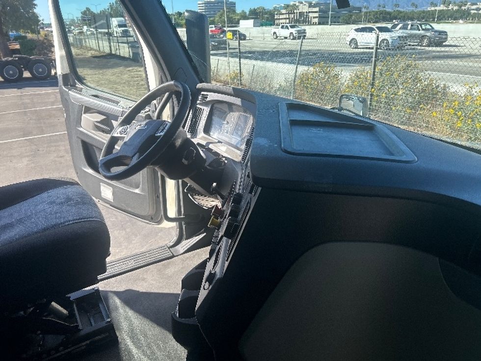 Sleeper Tractor-Heavy Duty Tractors-Freightliner-2021-T12664ST-Ontario-CA-579,128\n\t\tmiles-$ 63,250 - Image 15