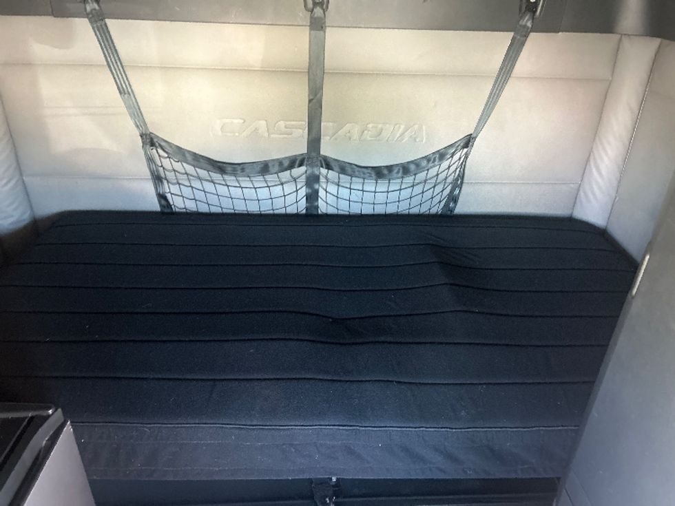 Sleeper Tractor-Heavy Duty Tractors-Freightliner-2021-T12664ST-Ontario-CA-579,128\n\t\tmiles-$ 63,250 - Image 17